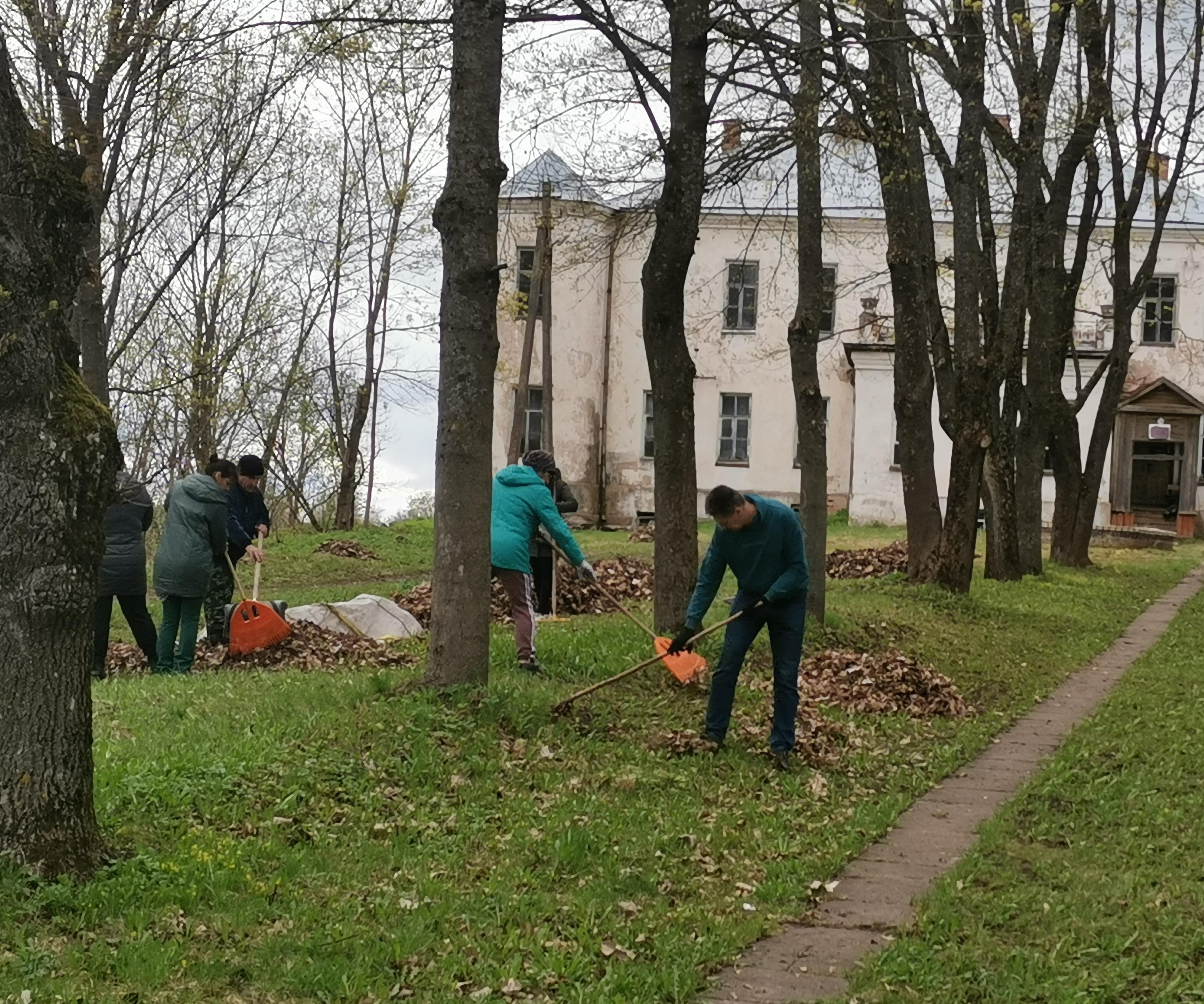 Уборка общественных территорий в п. Усвяты.