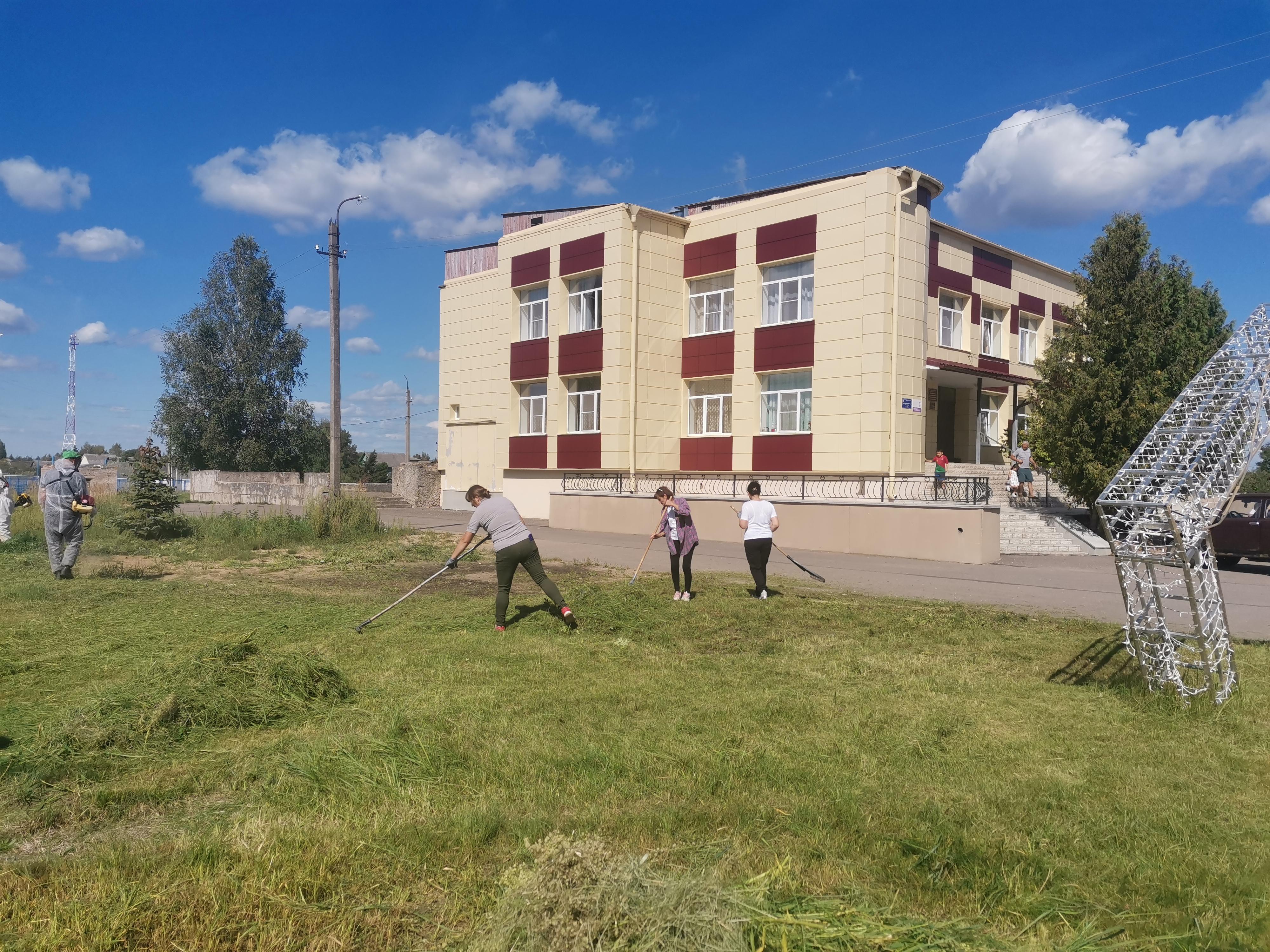 Состоялась уборка общественных территорий в п. Усвяты.